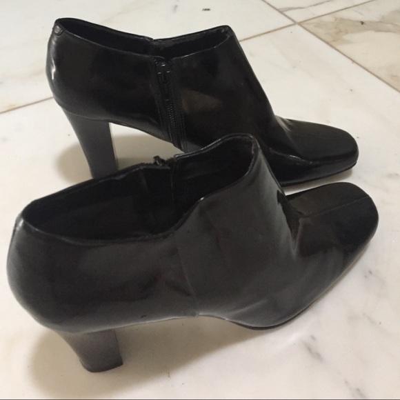 Bandolino Leather black Ankle zipper booties size9 - Picture 3 of 8